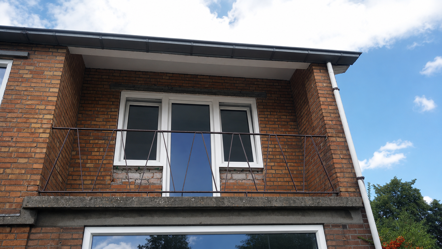 Montage van een kunststof kozijn bij een balkon